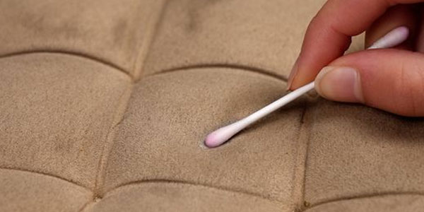 استفاده از لاک پاککن (استون) برای پاک کردن لاک روی پارچه مبلی